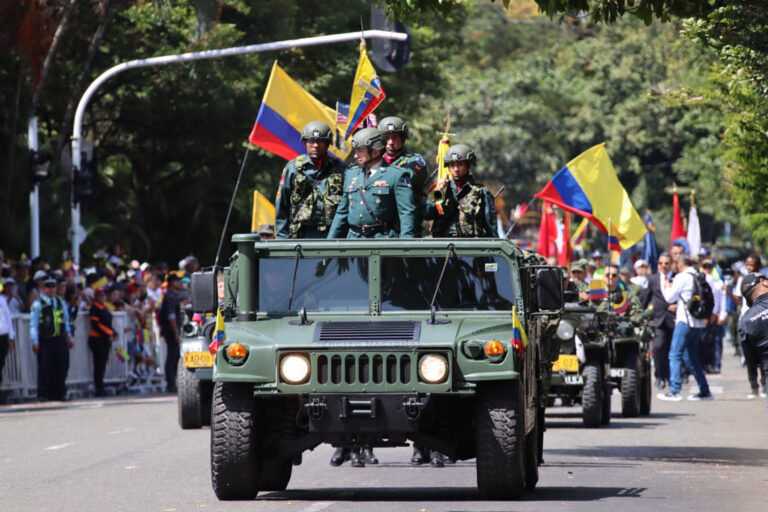 Imagen de caravana con carro militar