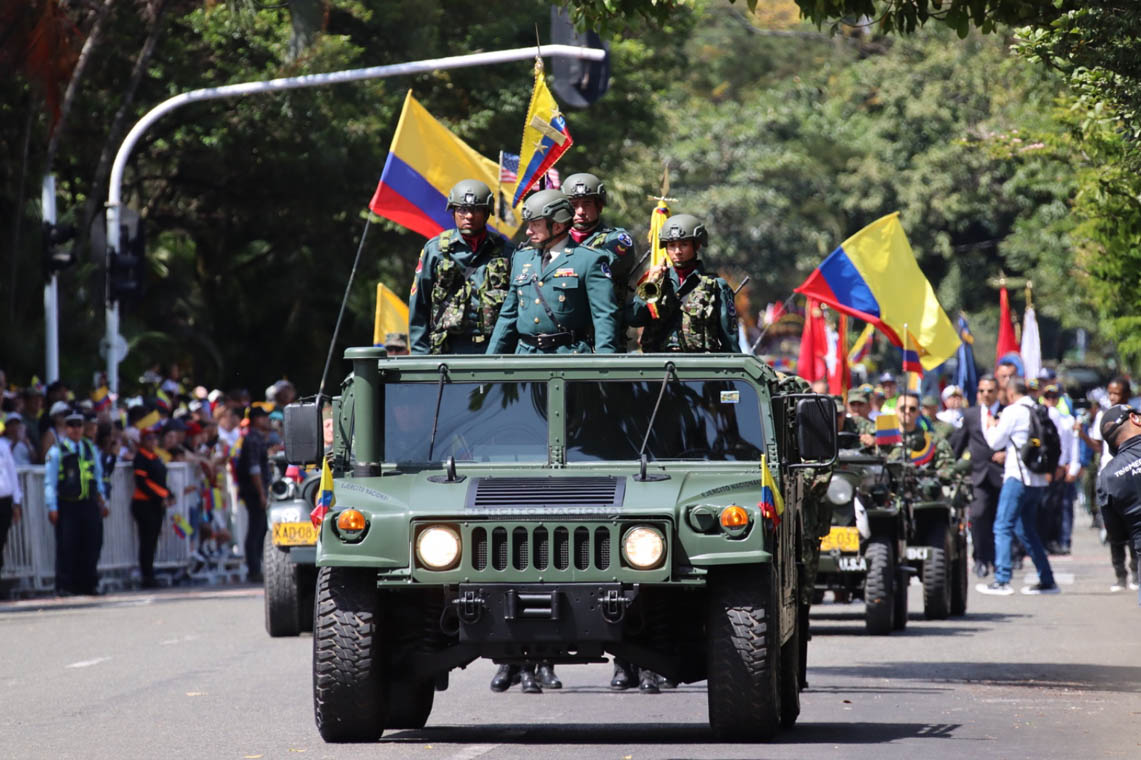 Imagen de caravana con carro militar