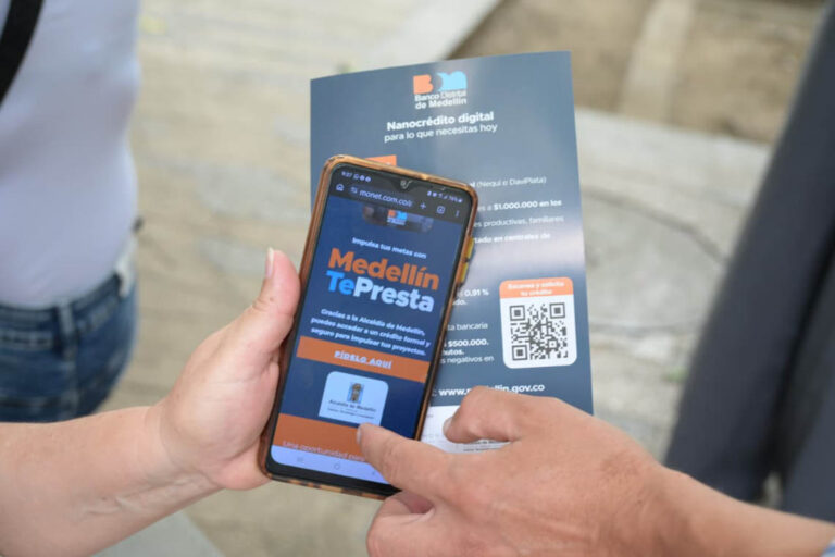 Imagen de celular en página de Medellín Te Presta