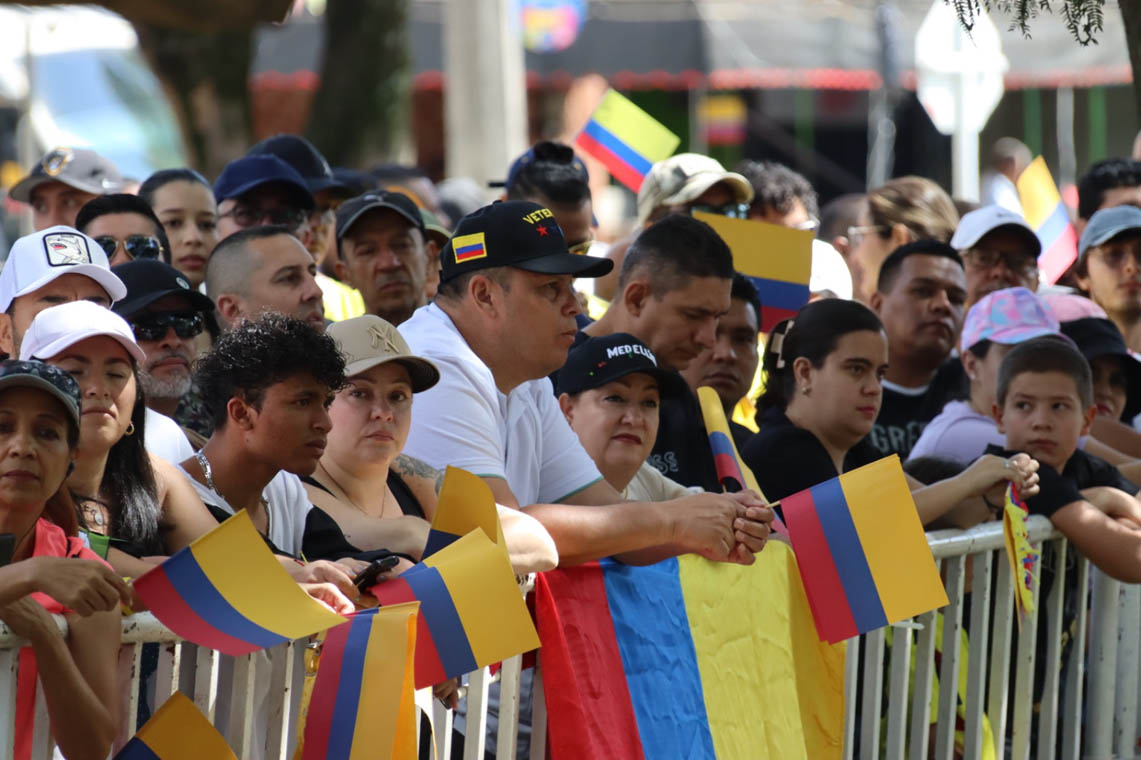 Imagen de ciudadanos con banderas de Colombia