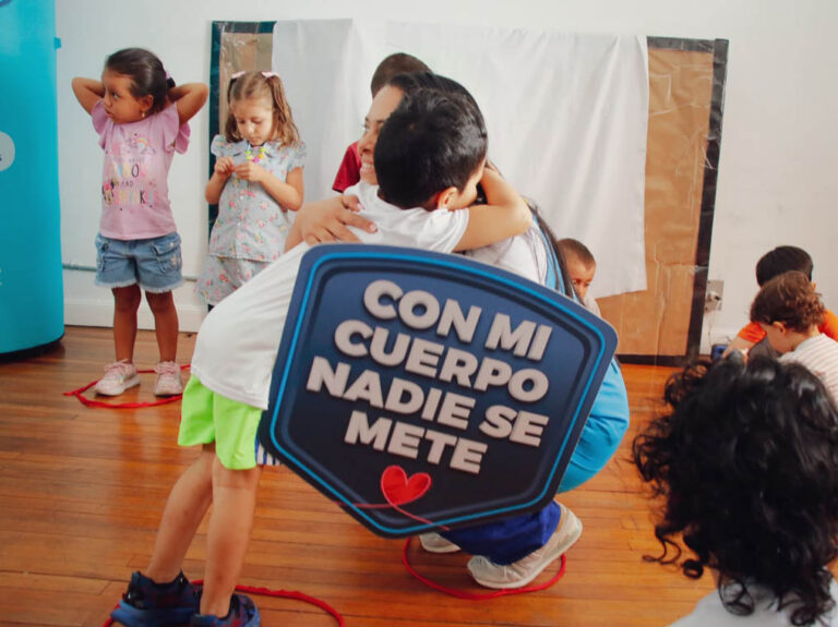 Imagen de docente abrazando a niño en campaña Con Mi Cuerpo Nadie se Mete