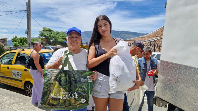Imagen de dos mujeres que recibieron paquete de comida
