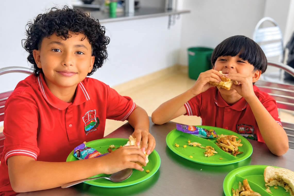 Imagen de dos niños con alimentación del PAE