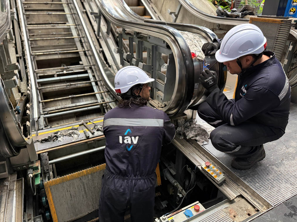 Imagen de dos técnicos reparando escaleras eléctricas