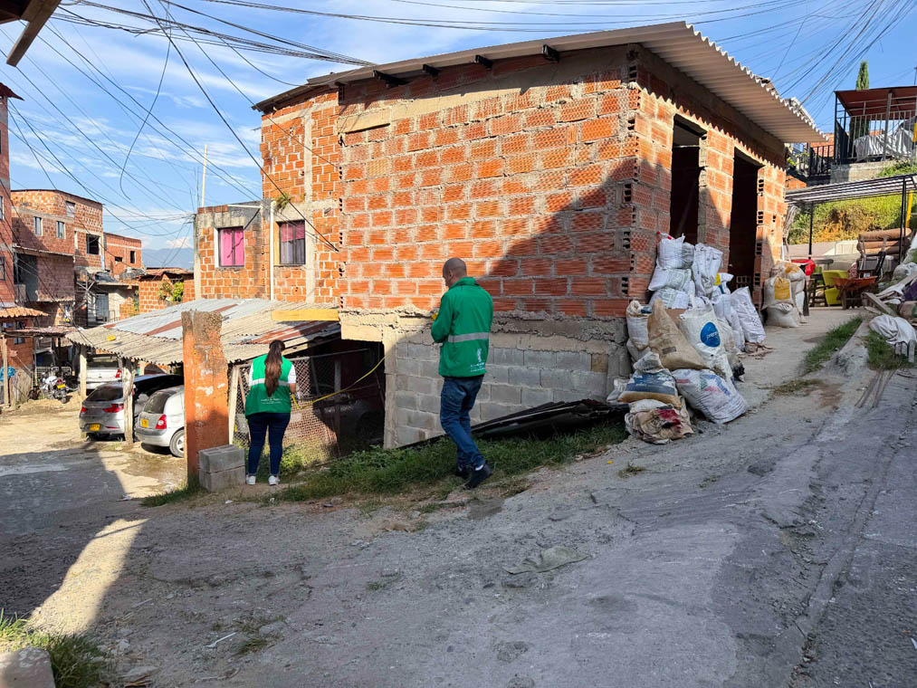 Imagen de funcionarios en una construcción