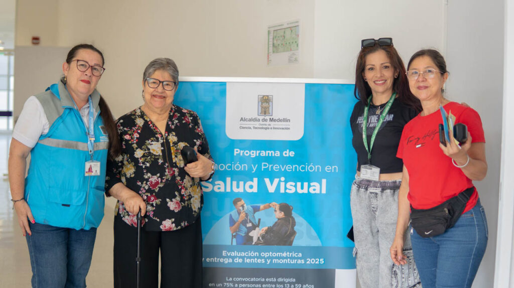 Imagen de grupo de funcionarios sonrientes