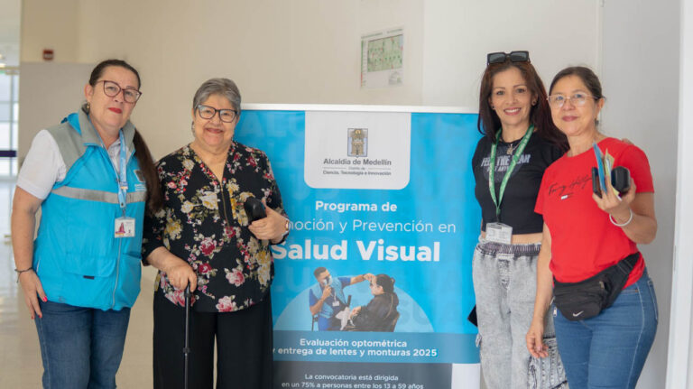 Imagen de grupo de funcionarios sonrientes