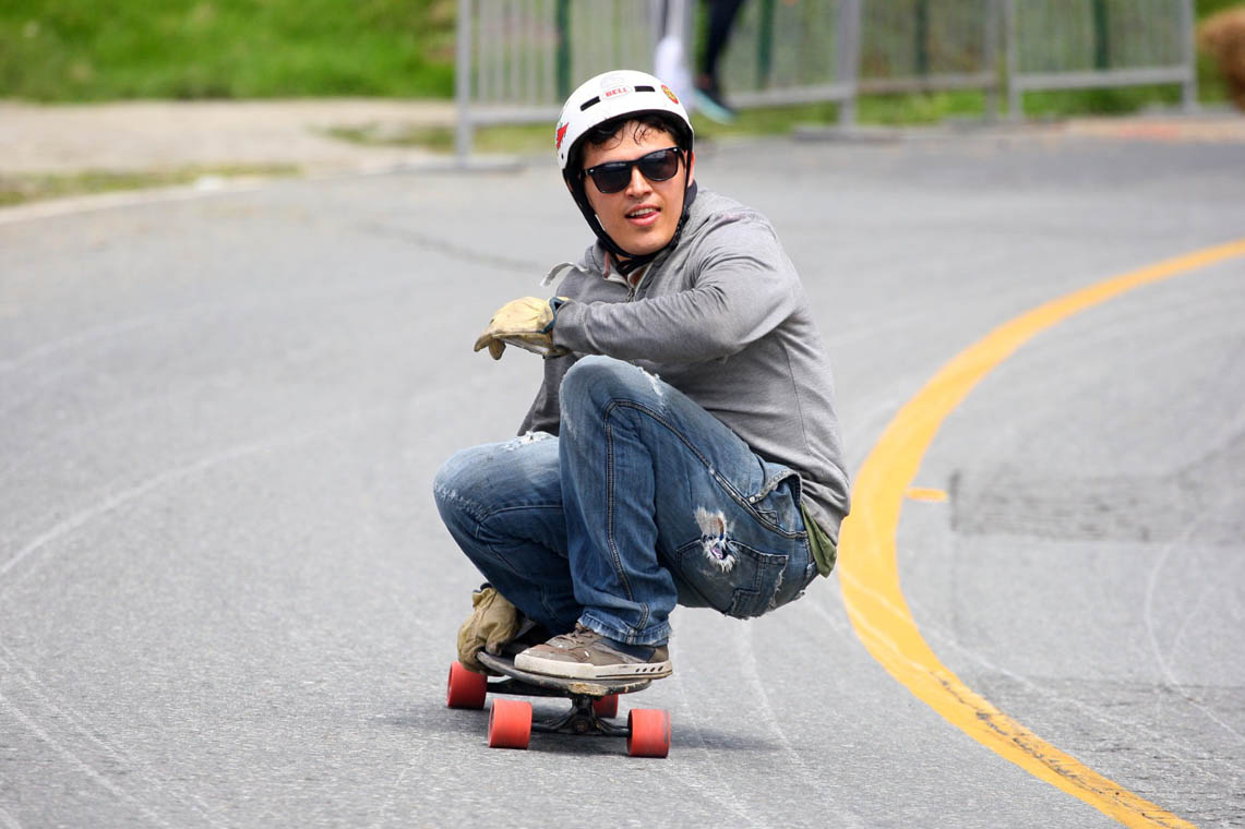 Imagen de joven deslizando en patineta