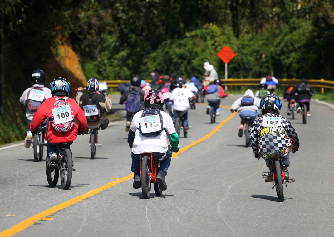 Imagen de jóvenes en bicicletas