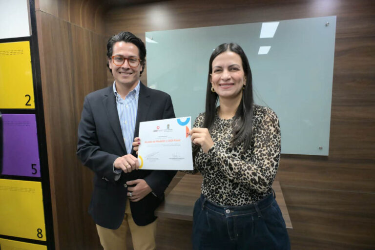 Imagen de la Secretaria de Desarrollo Económico entregando un diploma