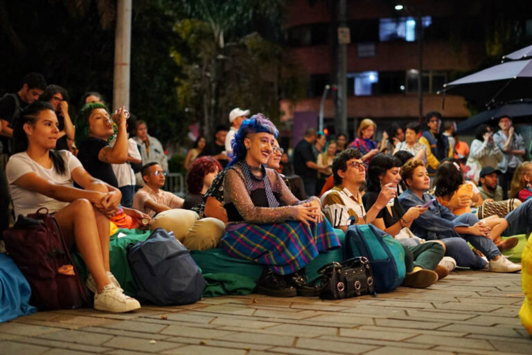 Imagen de la comunidad presenciando un evento