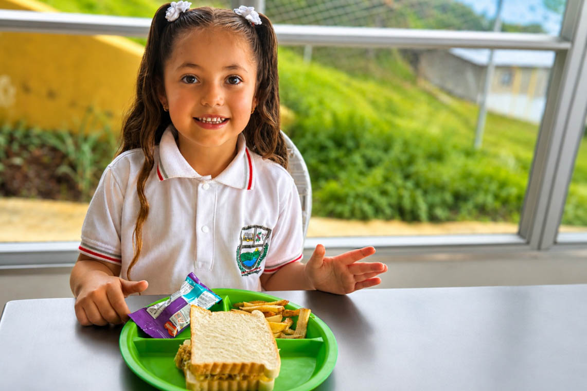 Imagen de niña con alimentación del PAE