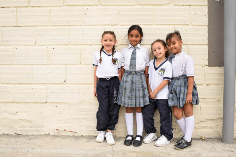 Imagen de niñas estudiantes uniformadas