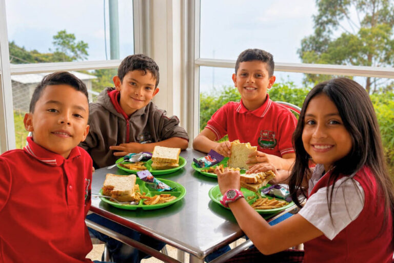 Imagen de niños con alimentación del PAE