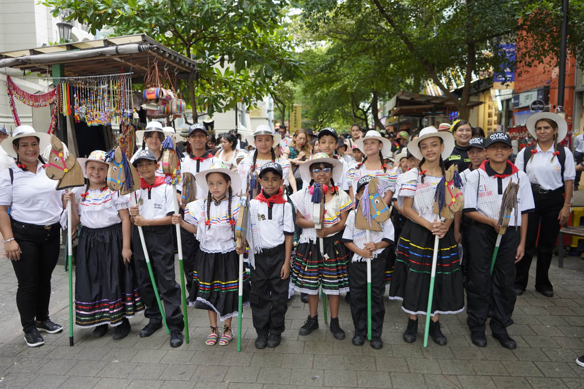 Imagen de niños con caballitos de palo
