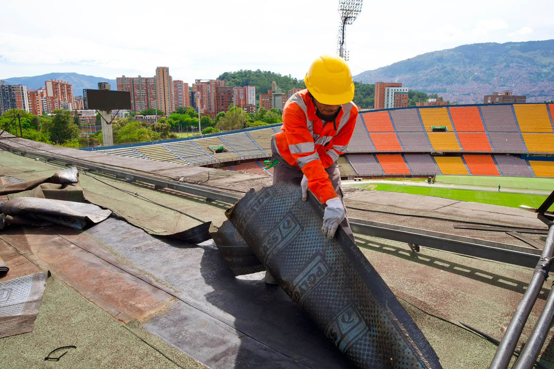 Imagen de operario en desmonte del techo del estadio Atanasio Girardot