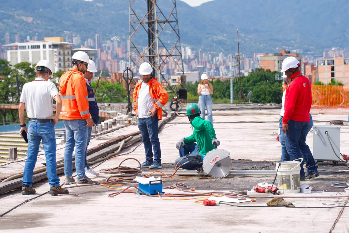 Imagen de operarios en desmonte del techo del estadio Atanasio Girardot