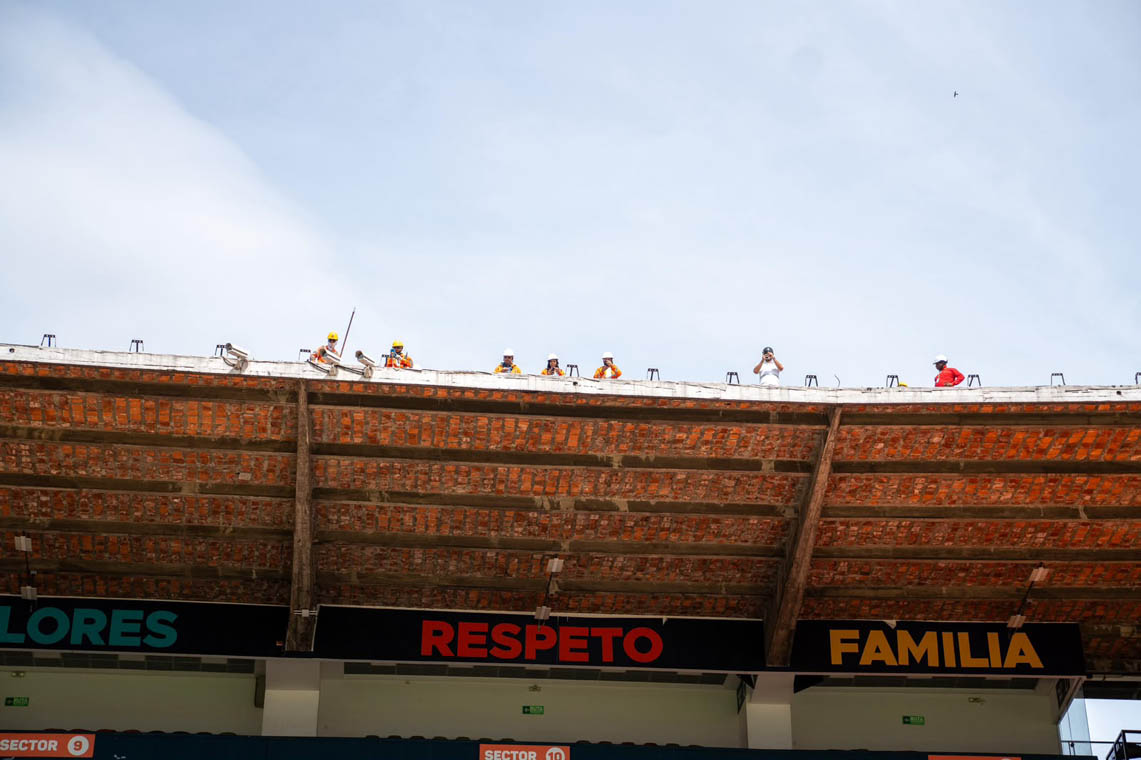 Imagen de operarios en el techo del estadio Atanasio Girardot