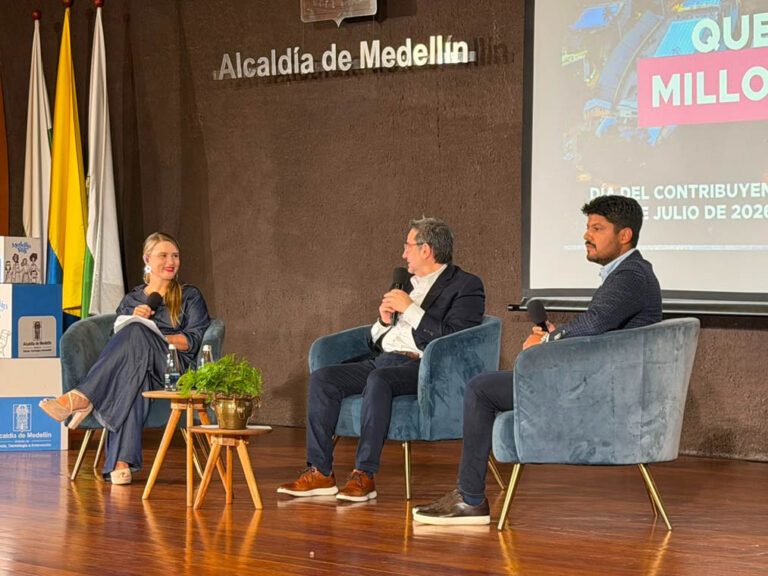 Imagen de panelistas en un evento