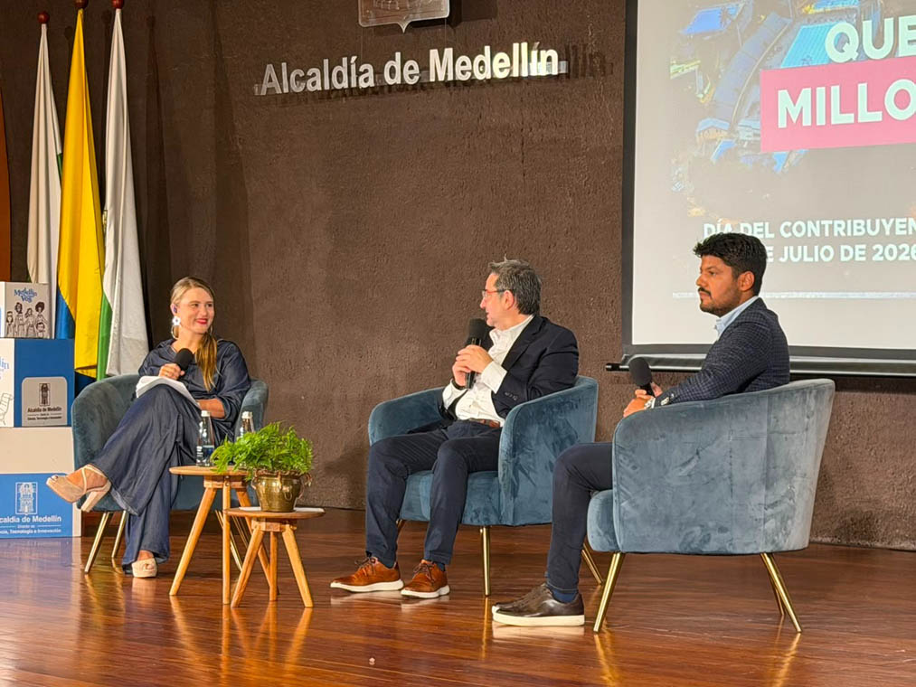 Imagen de panelistas en un evento