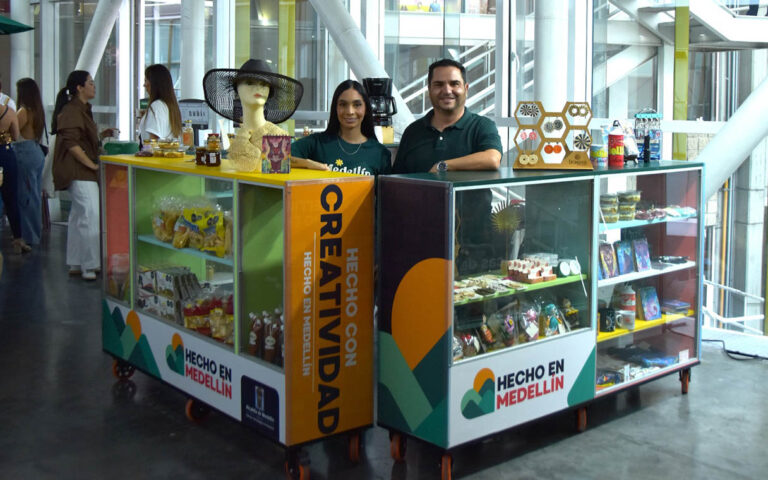 Imagen de pareja en punto de venta