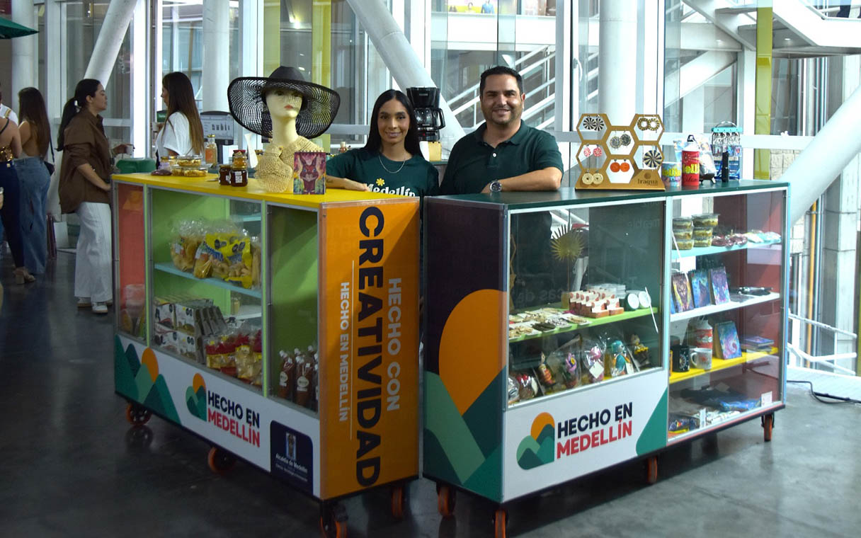 Imagen de pareja en punto de venta