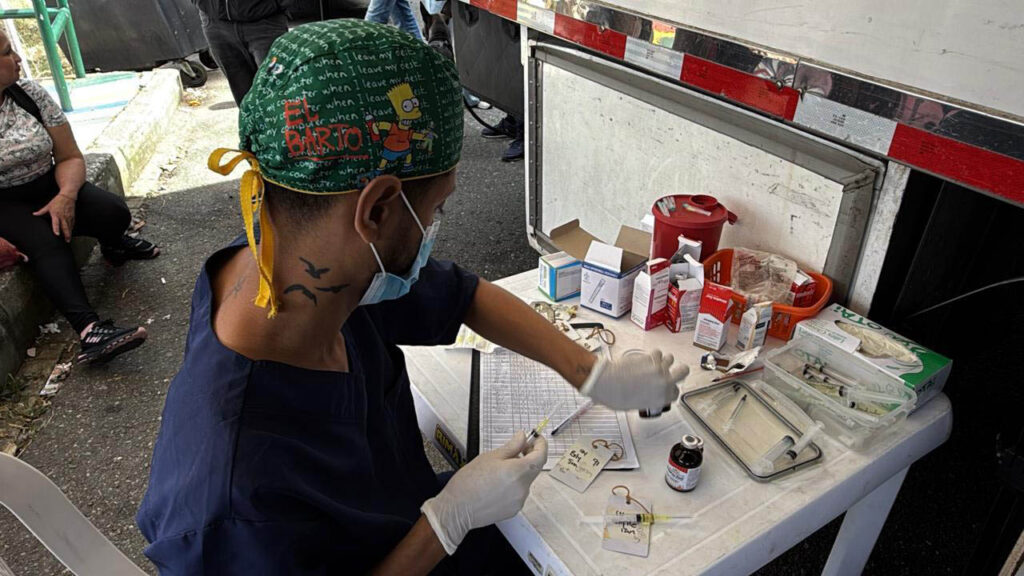 Imagen de personal médico con vacunas