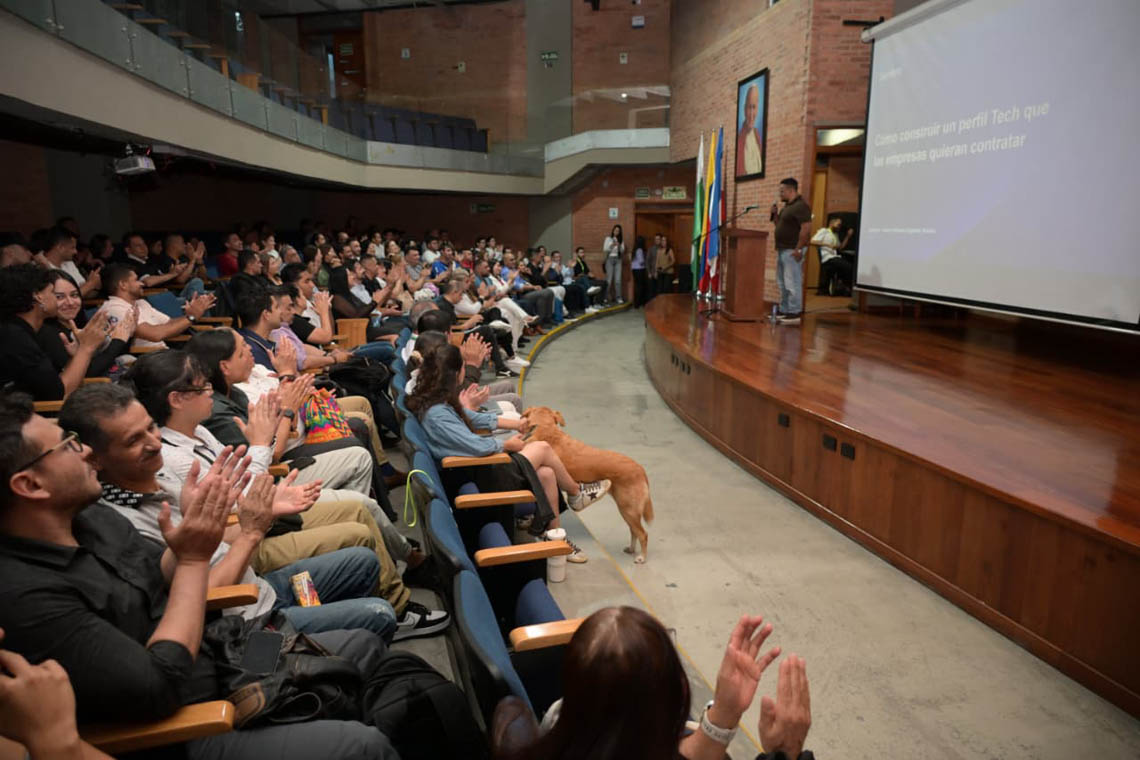Imagen de personas en un evento