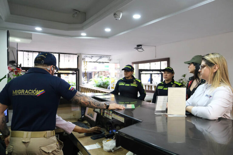 Imagen de policías en local comercial