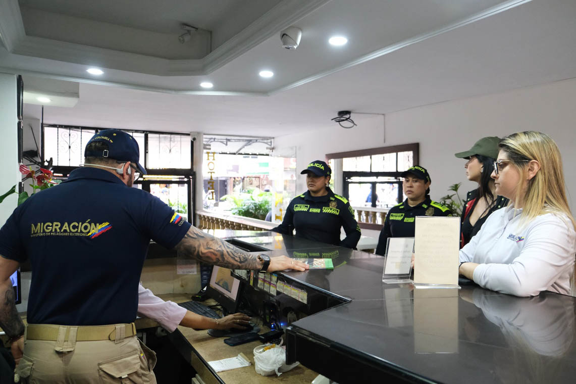 Imagen de policías en local comercial