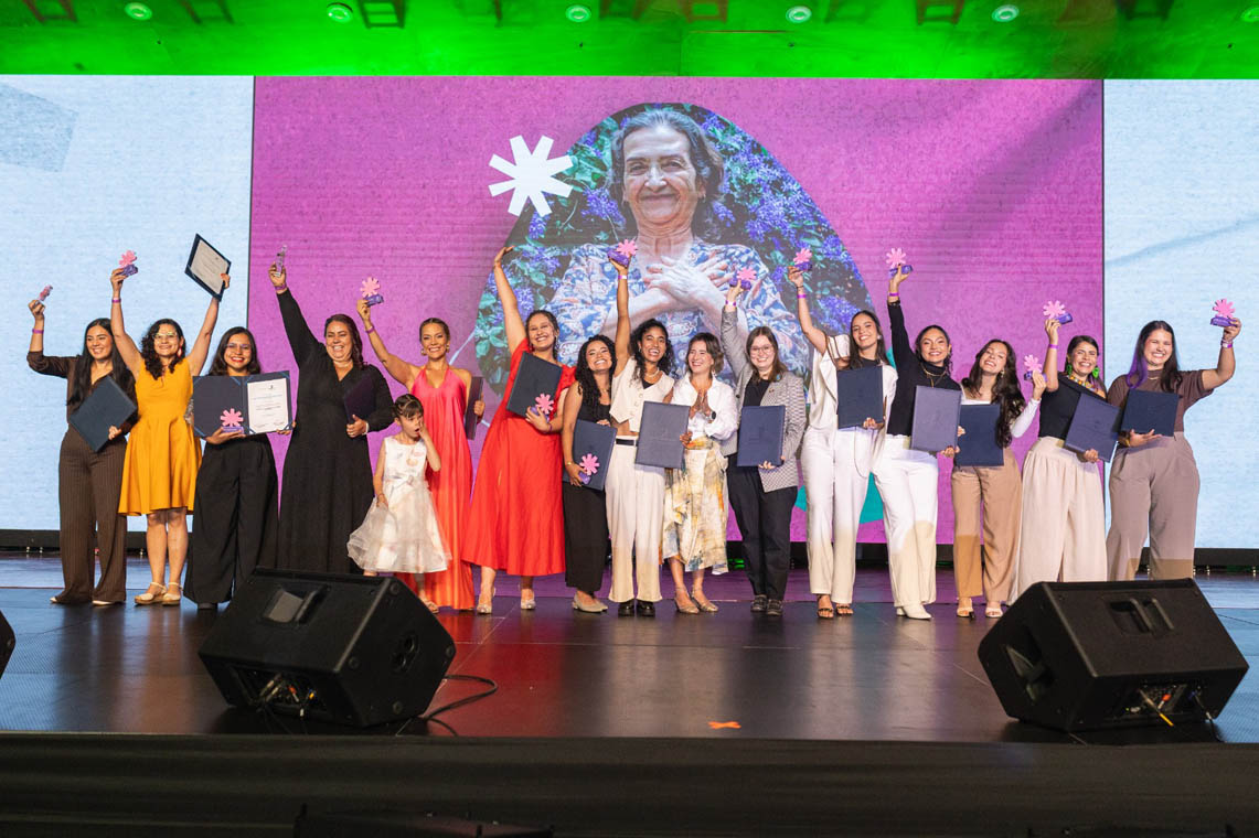 Imagen de premiación en evento de Mujeres