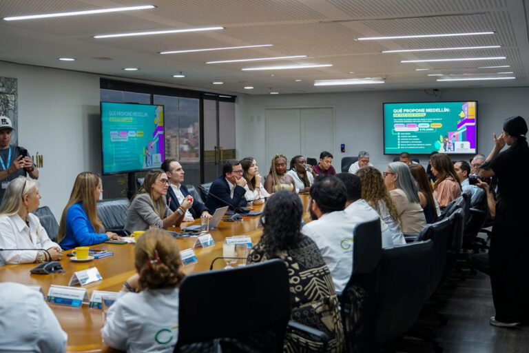 Imagen de reunión en la Administración