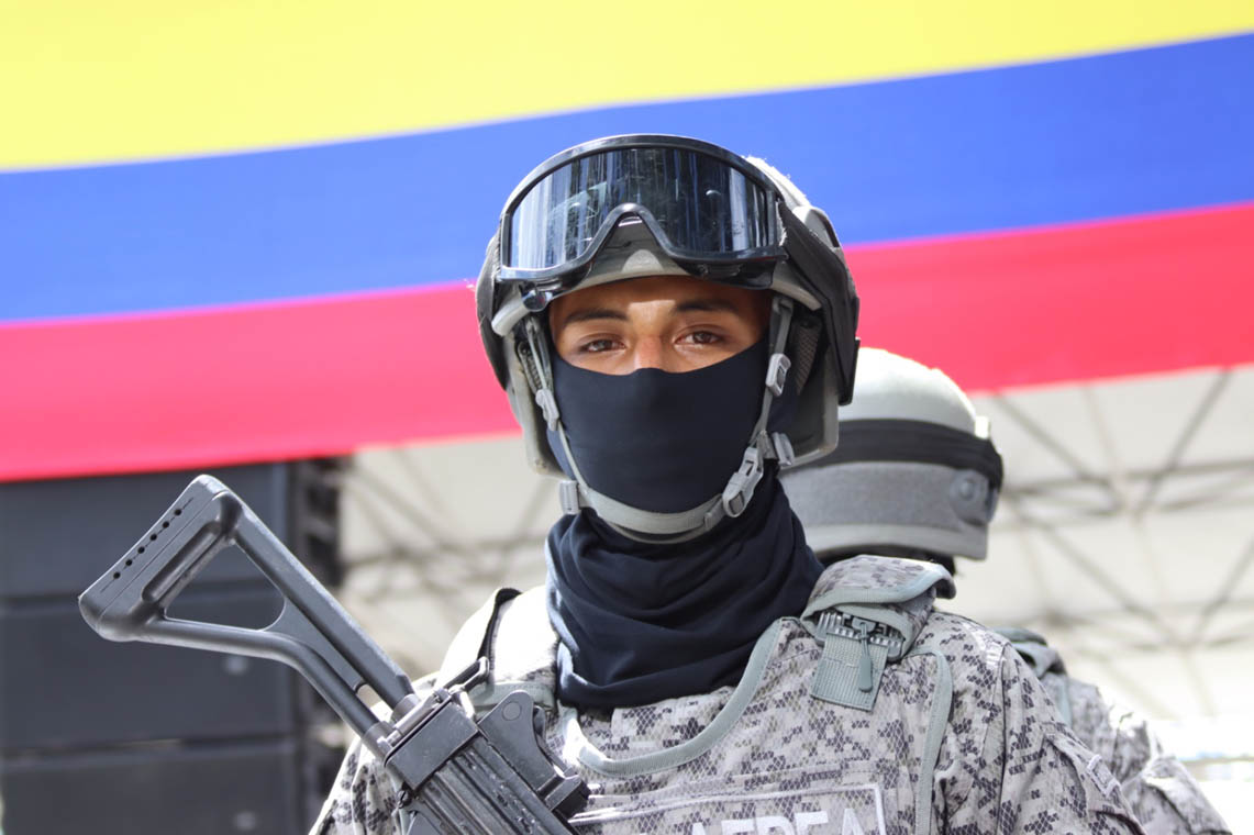 Imagen de soldado con bandera de Colombia