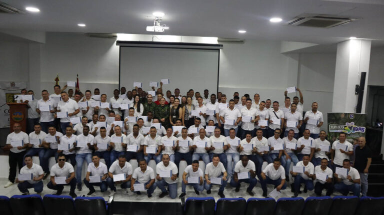 Imagen de soldados de civil con un diploma