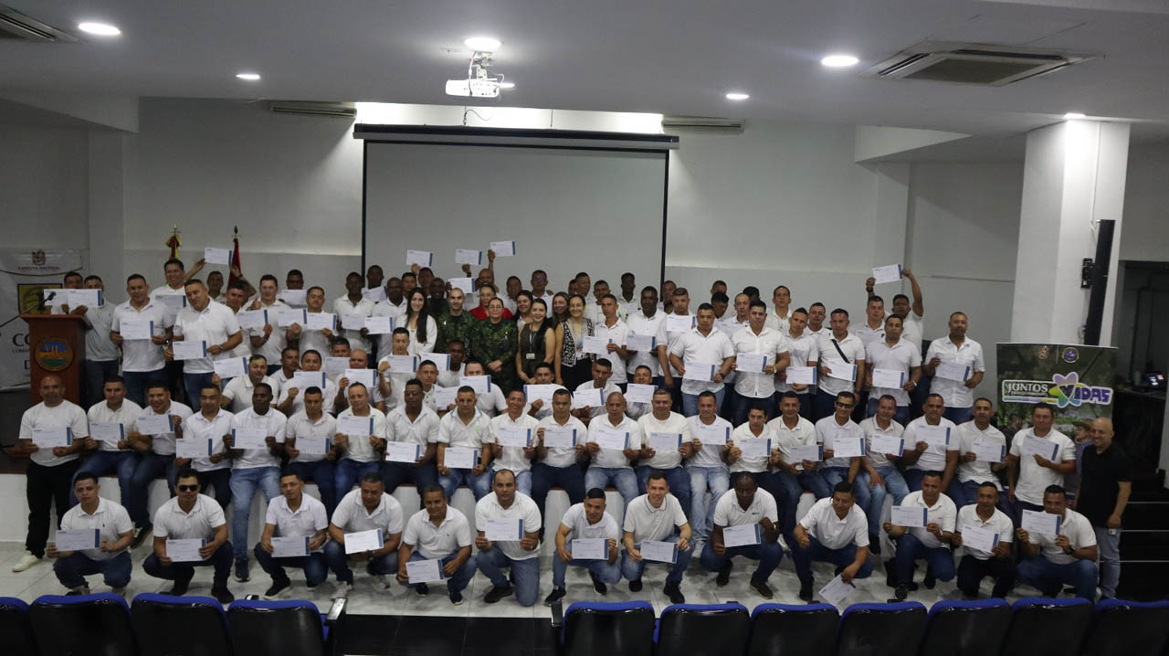 Imagen de soldados de civil con un diploma