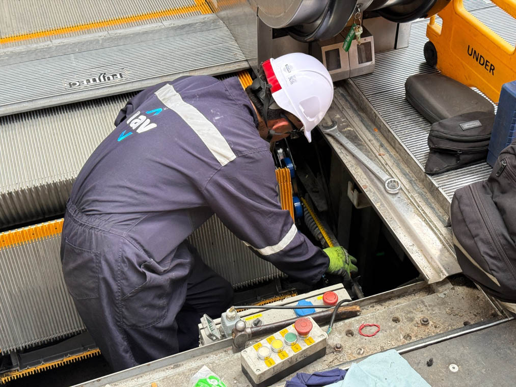 Imagen de técnico haciendo mantenimiento de escaleras eléctricas