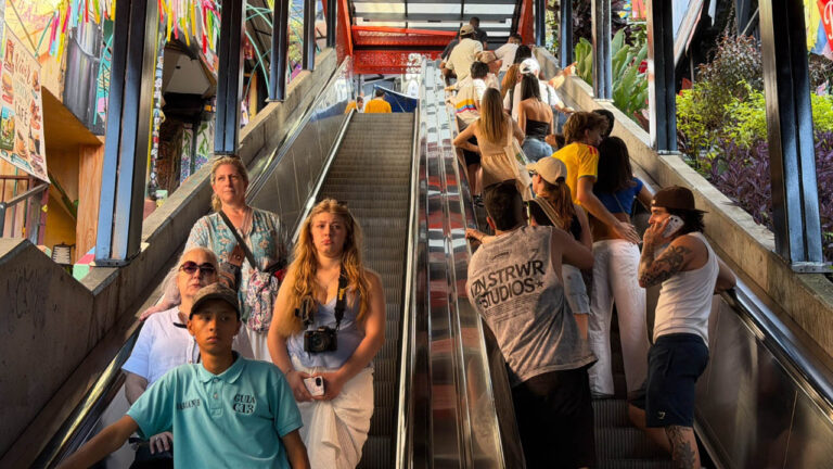 Imagen de turistas en escaleras eléctricas de la Comuna 13