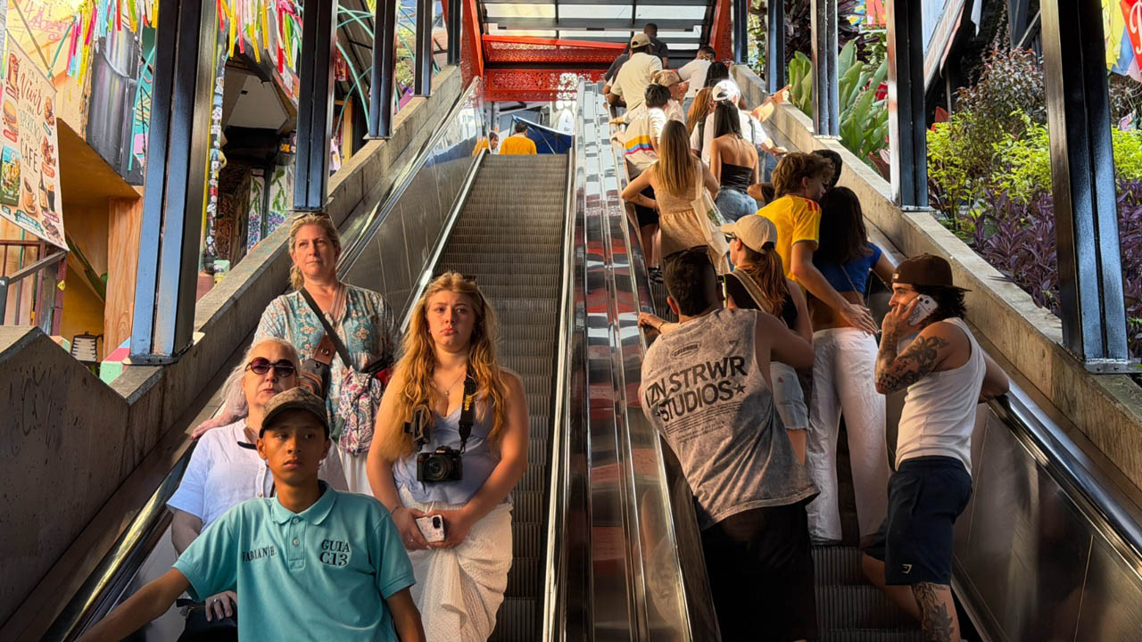 Imagen de turistas en escaleras eléctricas de la Comuna 13
