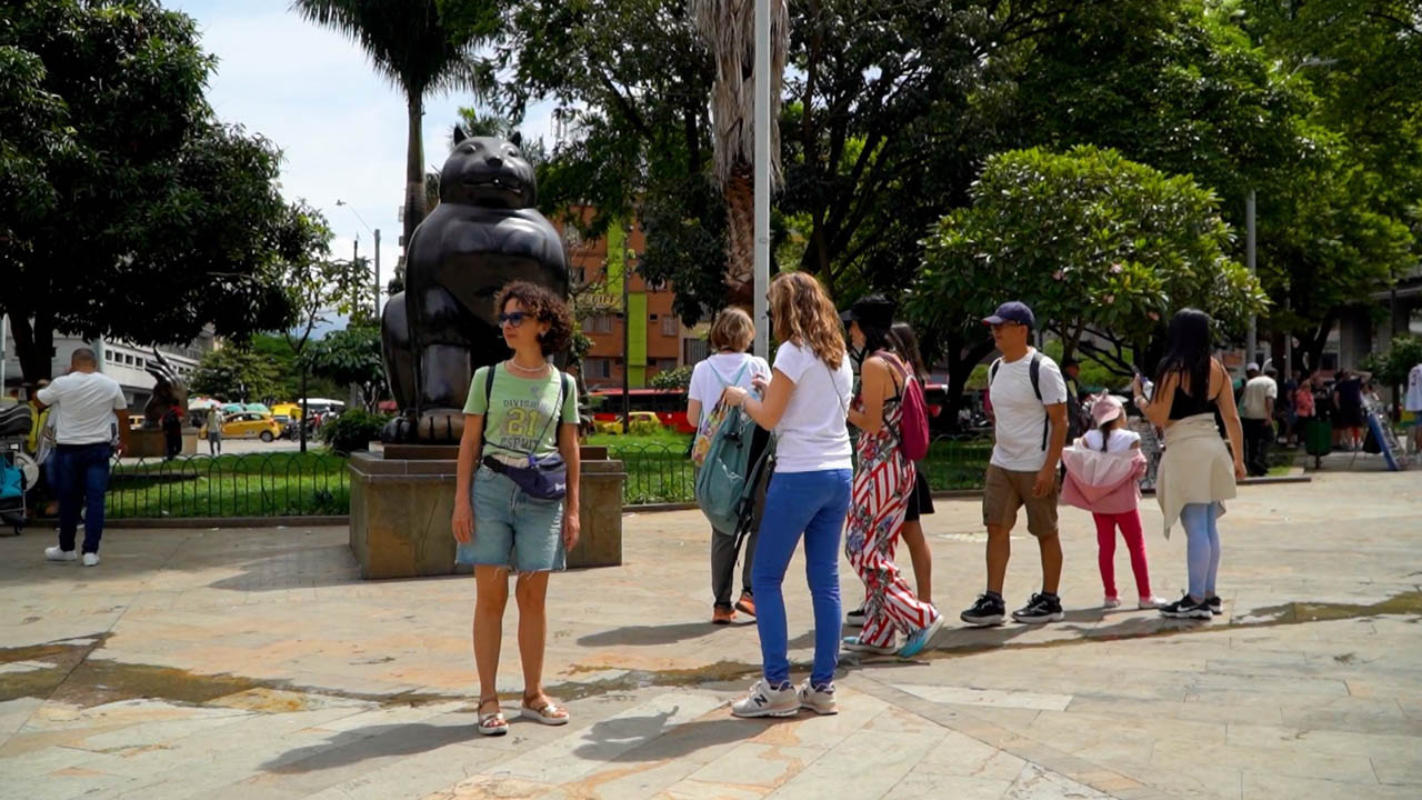 Imagen de turistas junto a escultura