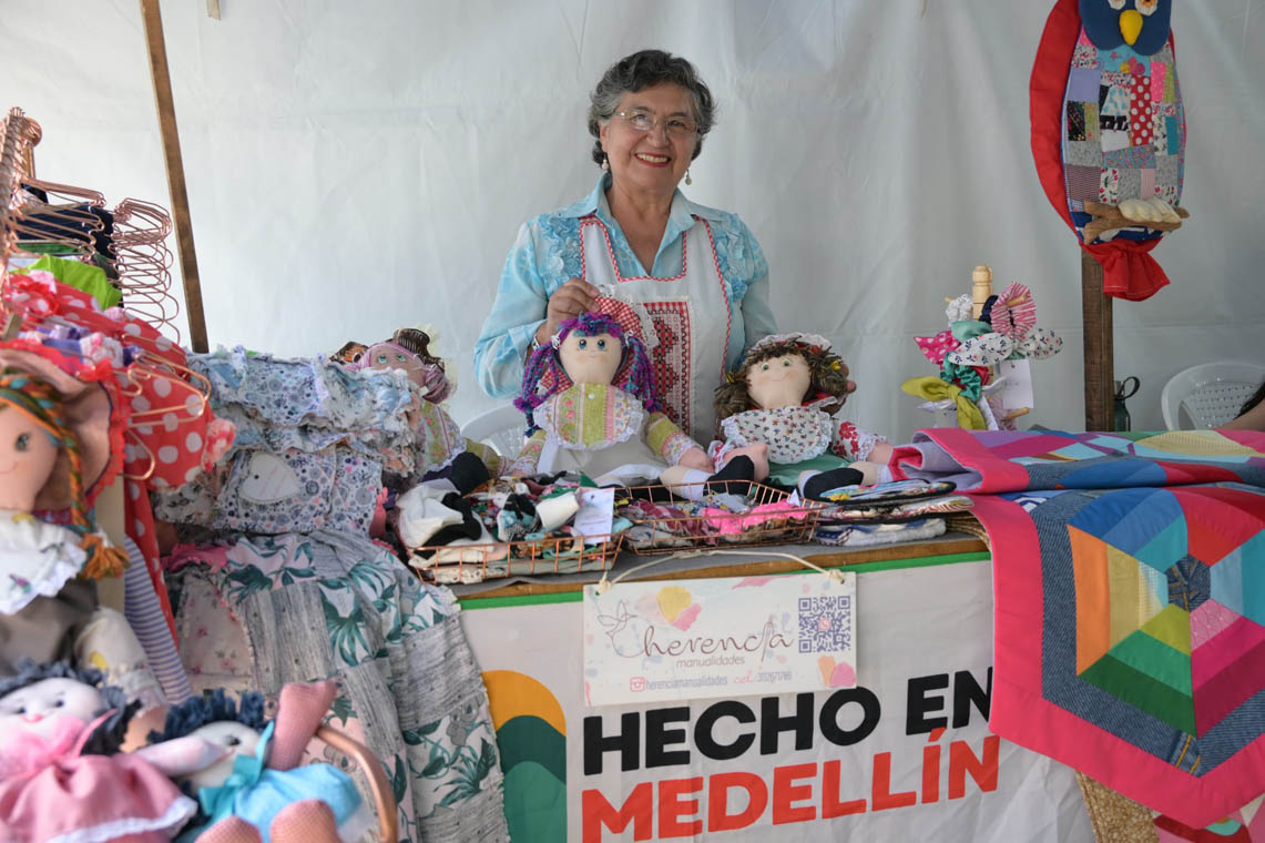 Imagen de una adulta mayor en emprendimiento de muñecas