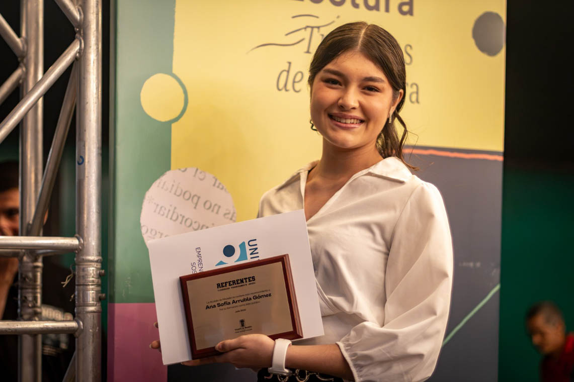 Imagen de una joven con una placa