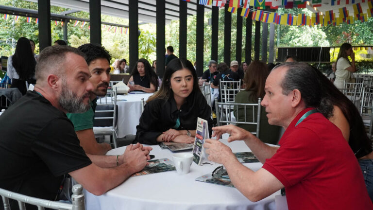 Imagen de una mesa de negocio