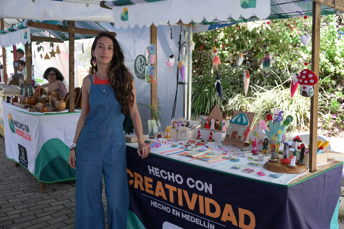 Imagen de una mujer en emprendimiento artesanal
