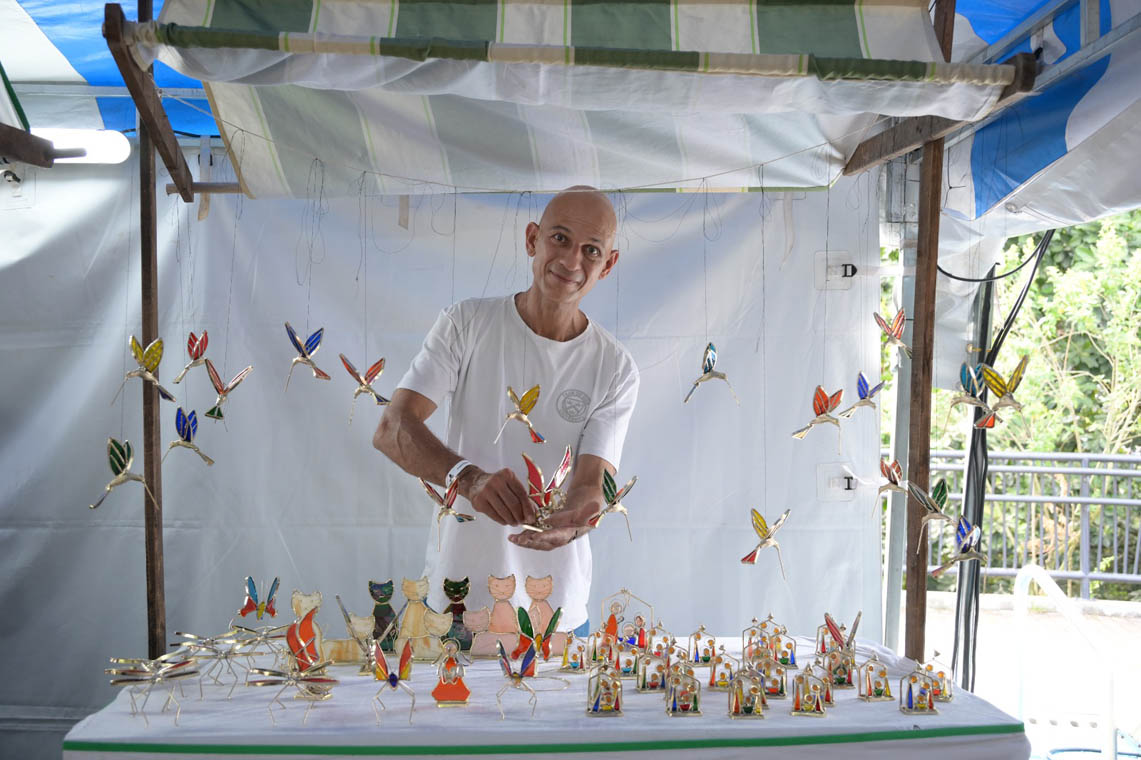 Imagen de una persona en emprendimiento artesanal