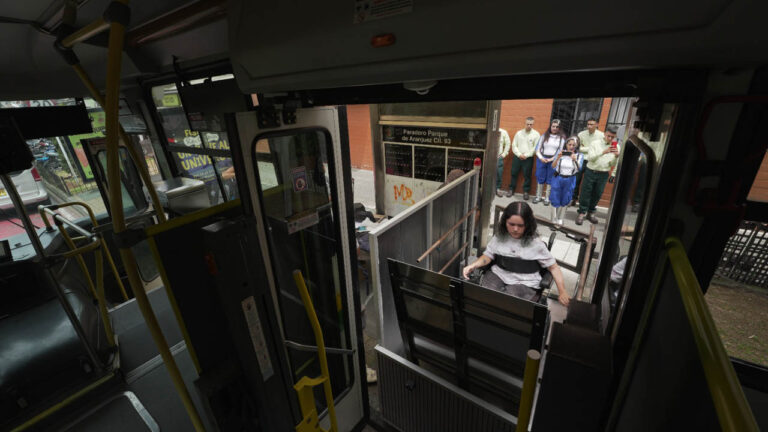 Imagen de una persona en silla de ruedas subiendo a un bus