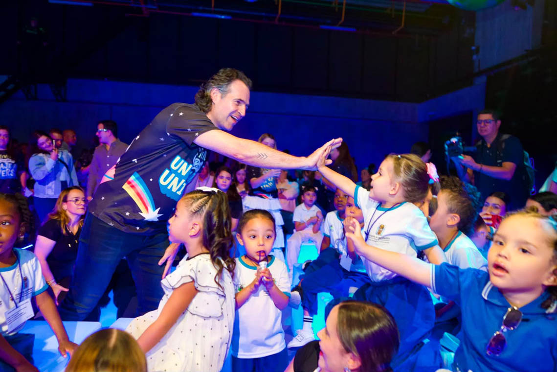 Imagen del Alcalde saludando a niña en evento de Buen Comienzo