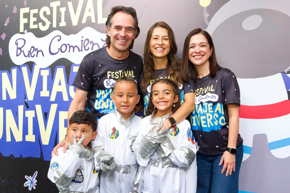Imagen del Alcalde y Primera Dama con niños en evento de Buen Comienzo