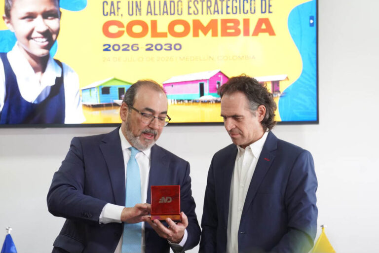 Imagen del alcalde Federico Gutiérrez con presidente del Banco de Desarrollo de América Latina y el Caribe