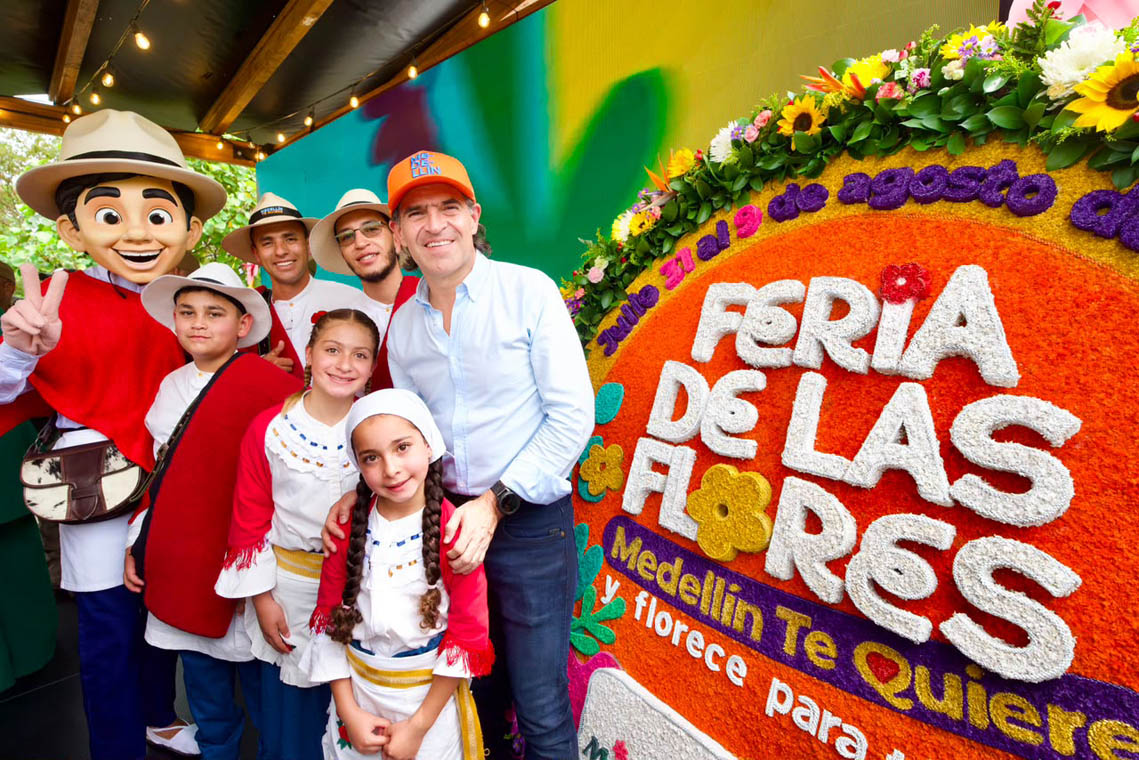 Imagen del alcalde, Federico Gutiérrez con una familia silletera