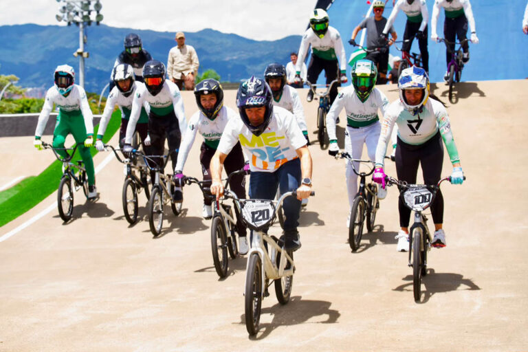 Imagen del alcalde Federico Gutiérrez montando bicicleta con Mariana Pajón